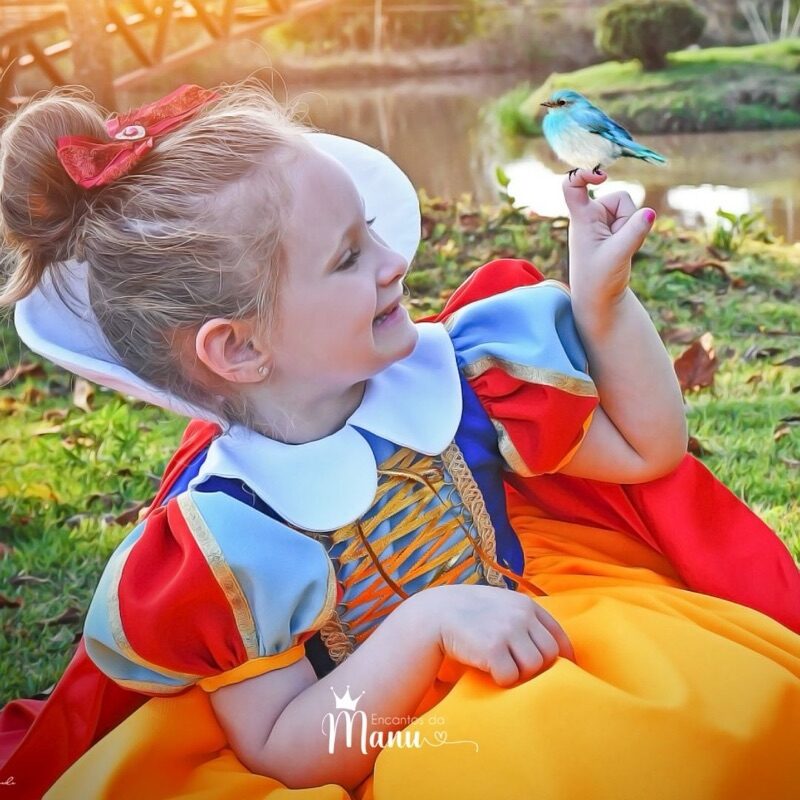 Capa com gola Branca de Neve